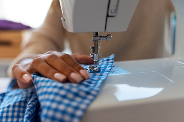 Gratis Foto vooraanzichtvrouw die kleren repareert
