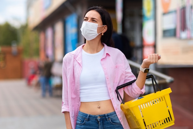 Gratis foto vooraanzichtvrouw die masker buiten draagt