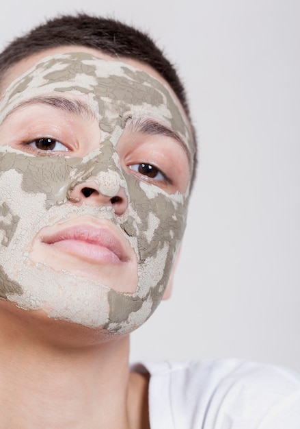 Vooraanzichtvrouw die met gezichtsmasker de camera bekijken