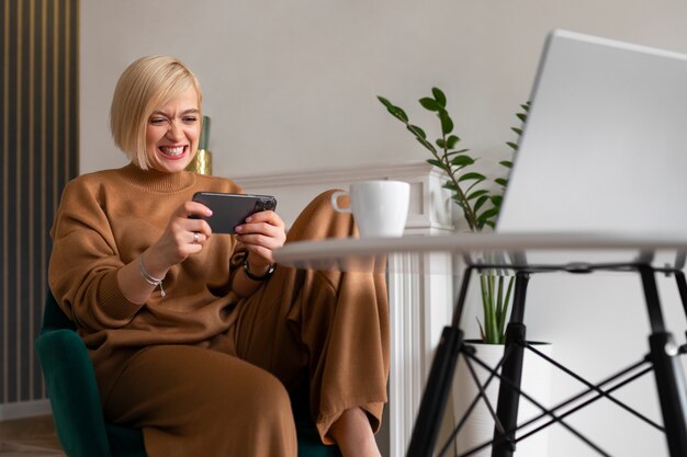 Vooraanzichtvrouw die met haar telefoon speelt