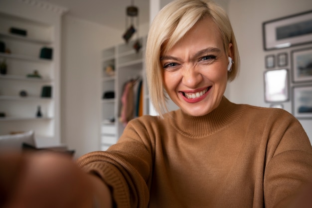 Vooraanzichtvrouw die met haar telefoon speelt