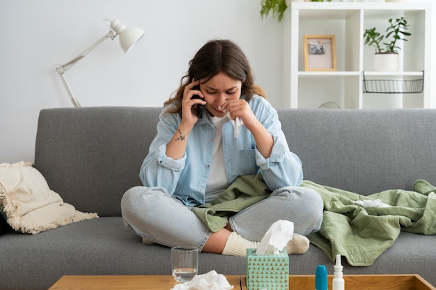 Vooraanzichtvrouw die op telefoon spreekt