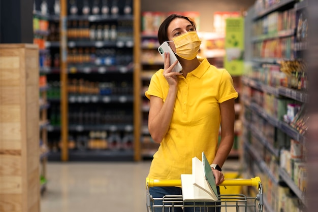 Vooraanzichtvrouw die op telefoon spreekt