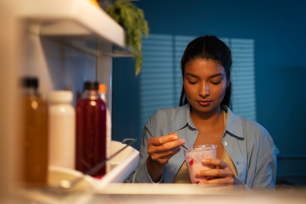 Gratis foto vooraanzichtvrouw die snack heeft