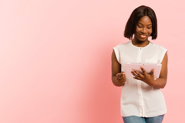 Vooraanzichtvrouw in studio met tablet