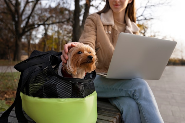 Gratis foto vooraanzichtvrouw met hond in openlucht