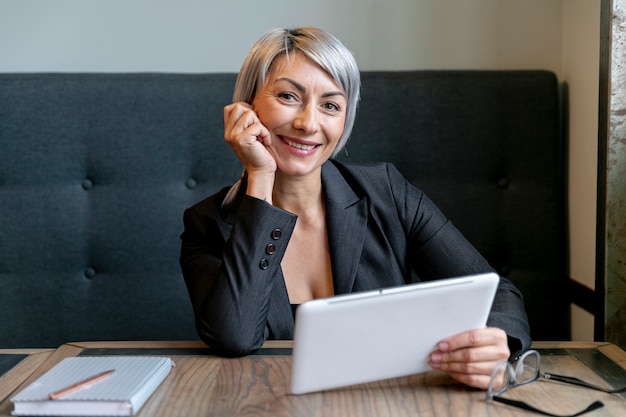 Vooraanzichtvrouw met tabletmodel