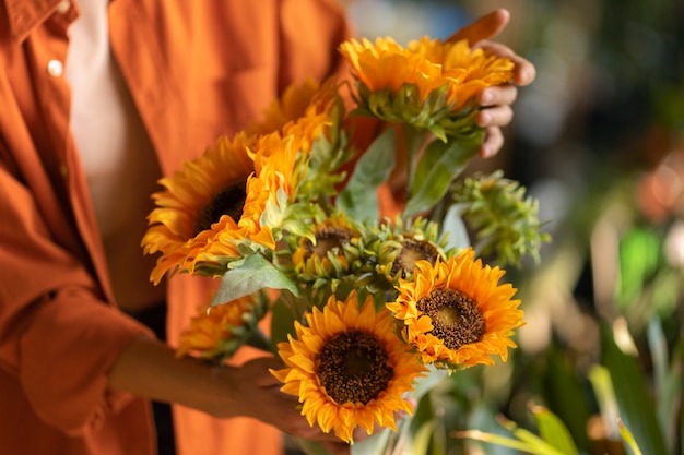 Gratis foto vooraanzichtvrouw met zonnebloemen