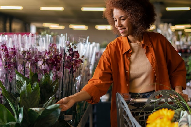 Gratis foto vooraanzichtvrouw met zonnebloemen