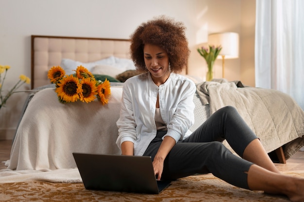 Gratis foto vooraanzichtvrouw met zonnebloemen