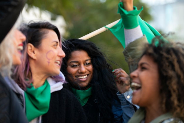 Gratis foto vooraanzichtvrouwen die in openlucht protesteren