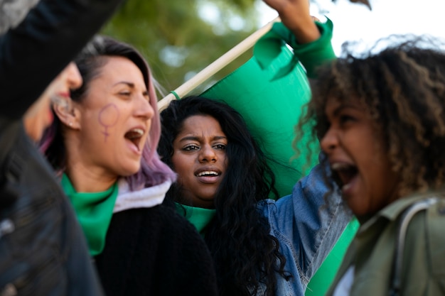 Gratis foto vooraanzichtvrouwen die in openlucht protesteren