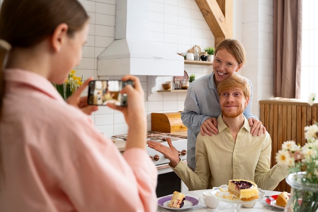 Gratis foto voorbeeld mensen die zich binnen ontspannen