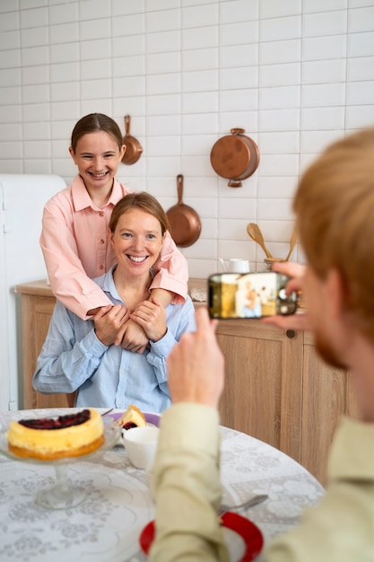 Gratis foto voorbeeld mensen die zich binnen ontspannen