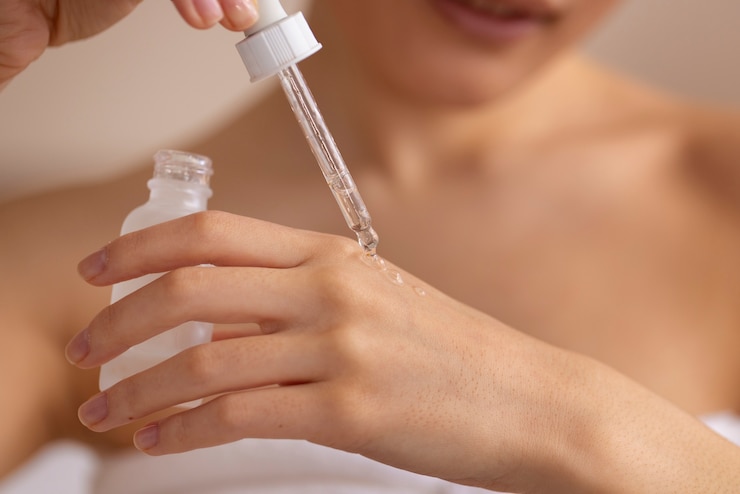 Gratis Foto voorbeeld van een vrouw die serum gebruikt