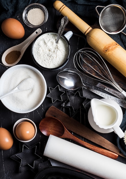 Voorbereiding die keukeningrediënten voor het koken bakken. Kruidenieraccessoires