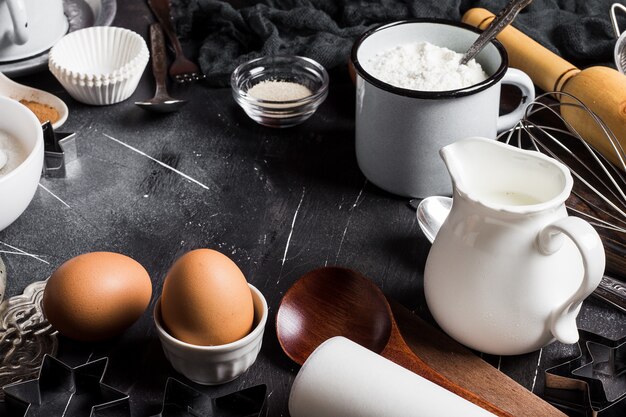 Voorbereiding die keukeningrediënten voor het koken bakken