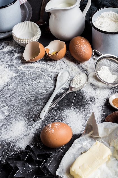 Voorbereiding die keukeningrediënten voor het koken bakken