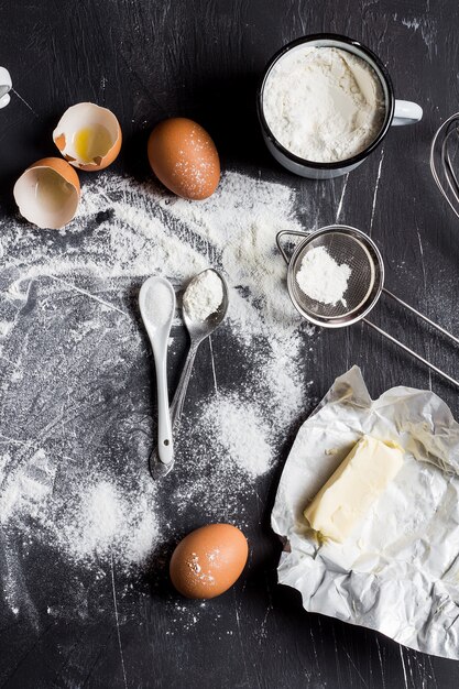 Voorbereiding die keukeningrediënten voor het koken bakken