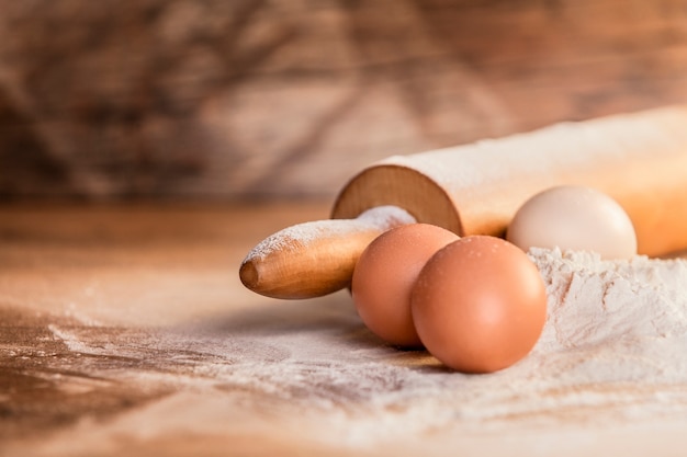 Voorbereiding ingrediënten voor bakken op hout achtergrond