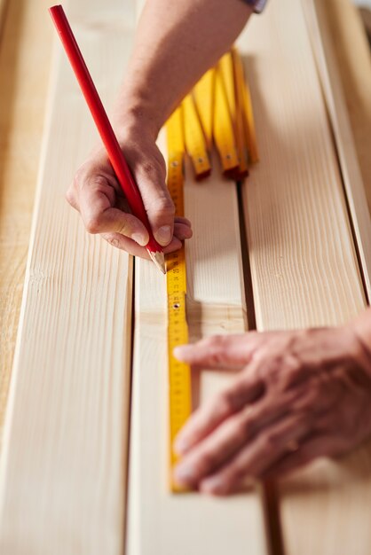 Voorbereiding van houten planken door timmerman