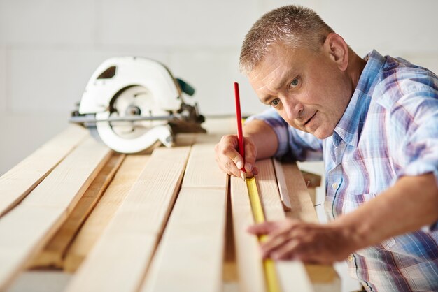 Voorbereiding van houten planken door timmerman