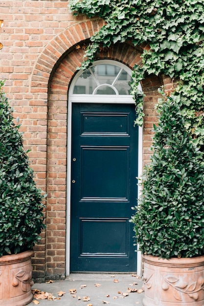 Gratis foto voordeur van een stadshuis