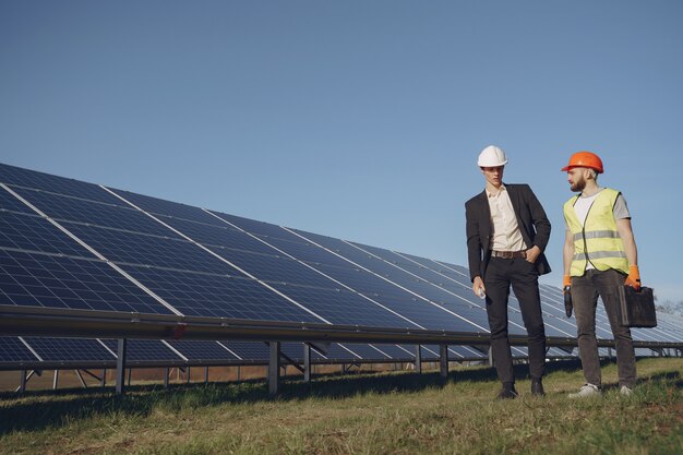 Voorman en zakenman bij zonne-energiestation.