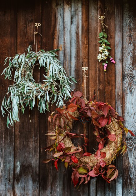 Voorporch met herfstkransen