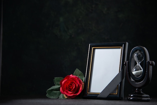 Voorzijde van een fotoram met een rode bloem op zwart