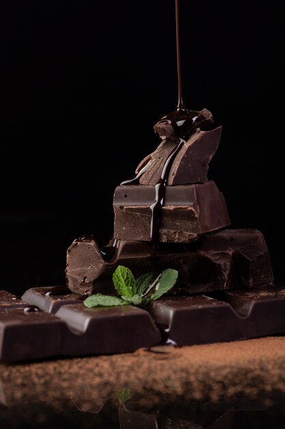 Voorzijde van het gieten van chocoladesaus
