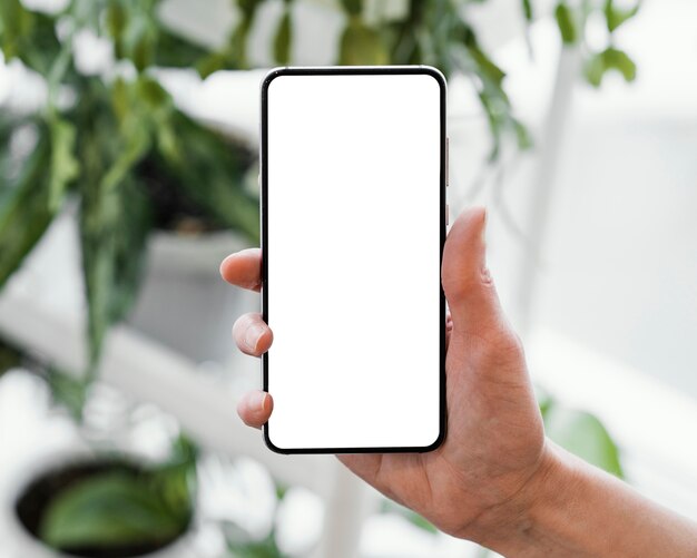 Voorzijde van vrouw met smartphone met kopieerruimte