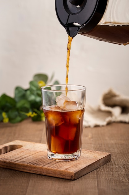 Voorzijde vie koffie gegoten in hoog glas