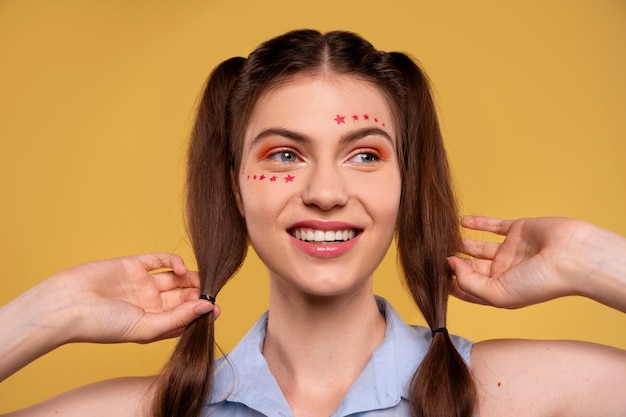 Voorzijde vrouw met grafische oogmake-up