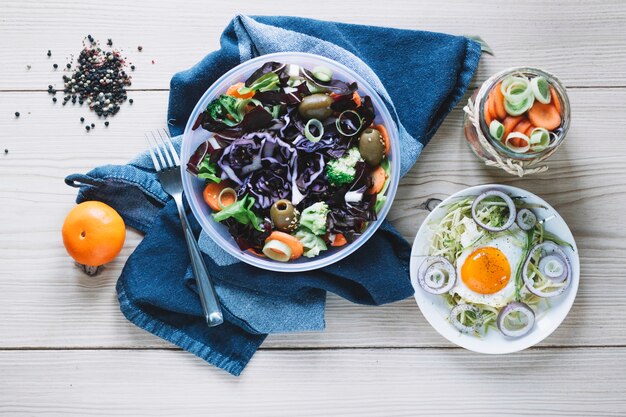 Vork in de buurt van verschillende salades