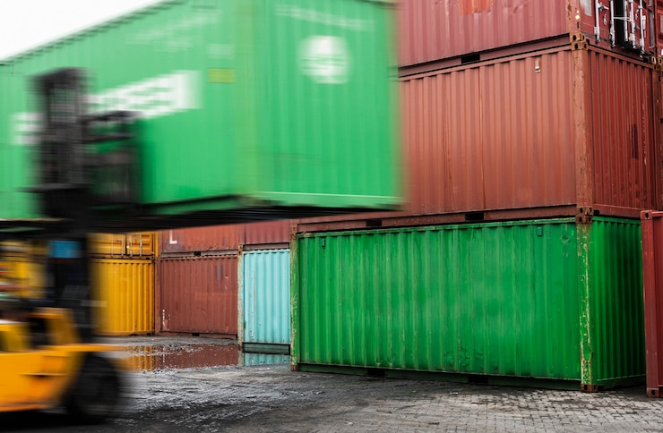 Gratis Foto vorkheffer die een containerboks loslaat