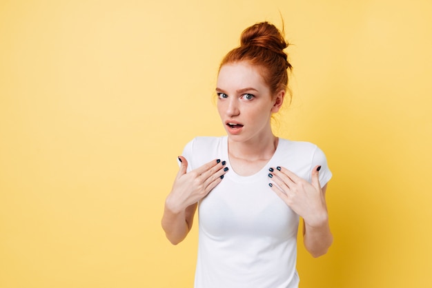 Vragende gembervrouw in t-shirt