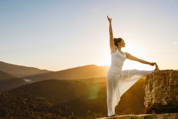Vredige vrouw in yoga poseert