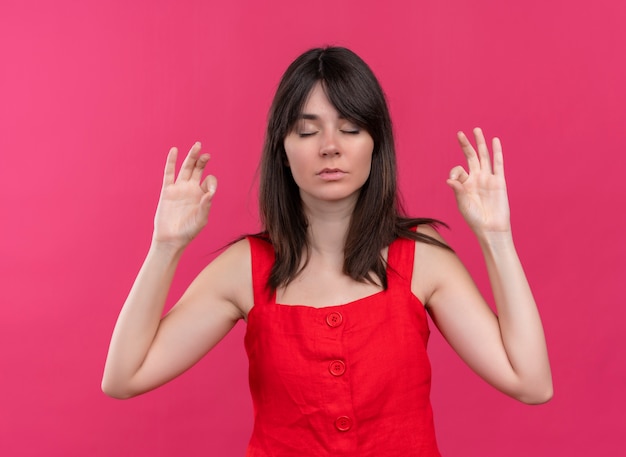 Vreedzaam jong Kaukasisch meisje dat ok gebaar met beide handen op geïsoleerde roze achtergrond doet