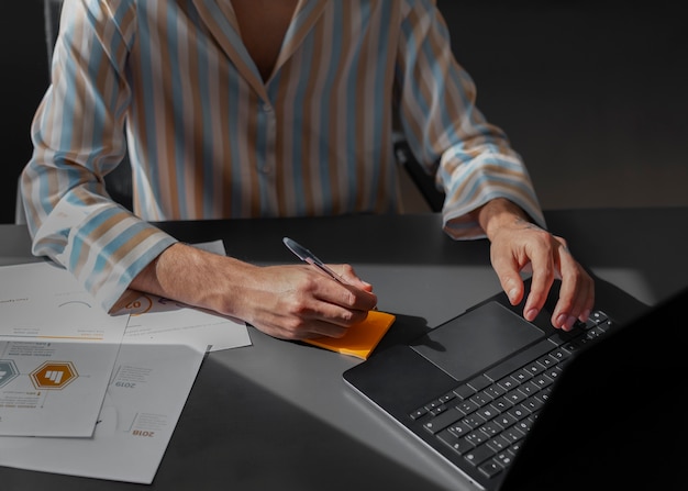 Vreemd model met hoge hoek dat met laptop werkt