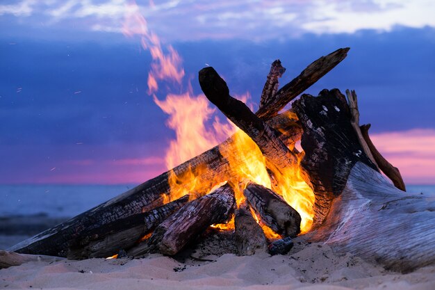 Vreugdevuur op het strand