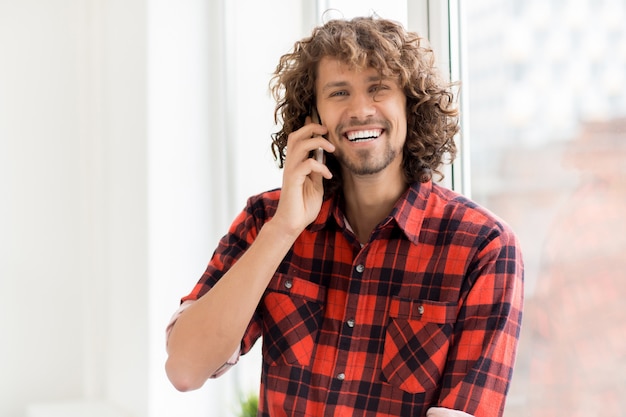 Gratis foto vriend bellen via de telefoon