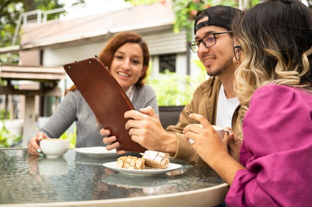 Vriend die koffie hebben samen bij terras