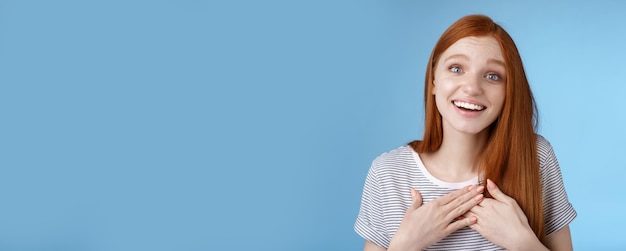 Gratis foto vriendelijk gefascineerd aangeraakt romantisch gepassioneerd roodharig meisje blauwe ogen zuchtend bewondering verrukking aanraking