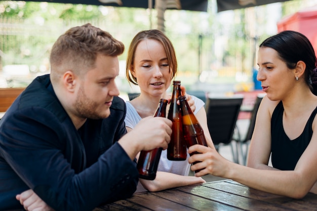 Vriendelijke mensen die in restaurant op terras roosteren