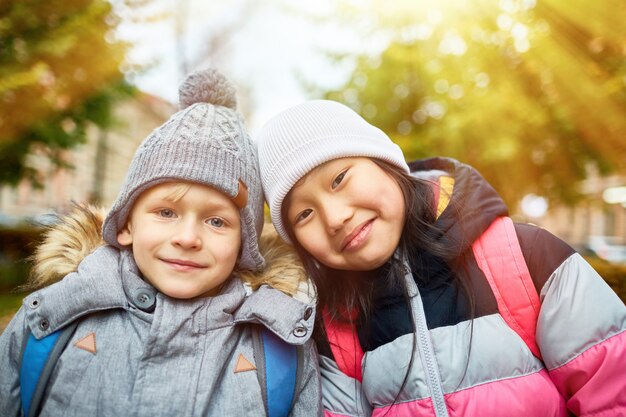 Vriendelijke schoolkinderen