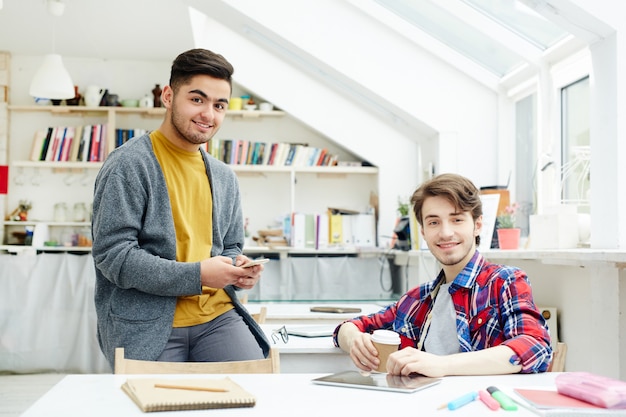 Vriendelijke studenten