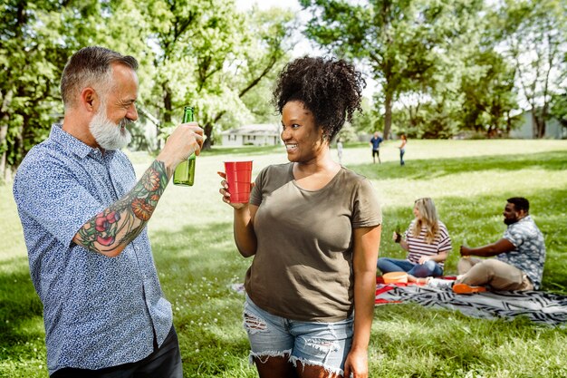 Vrienden aan het picknicken in het park