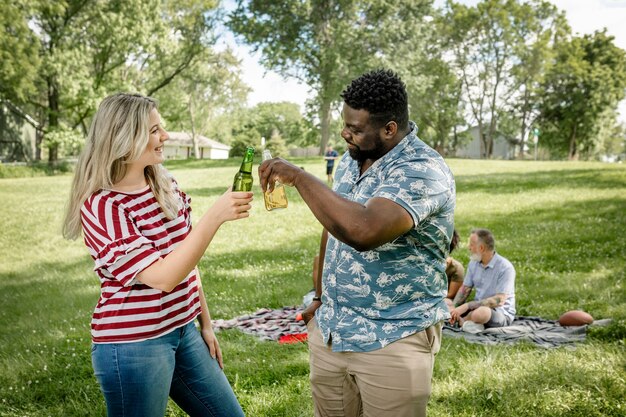 Vrienden aan het picknicken in het park