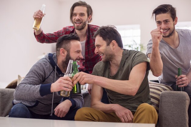 Vrienden bier drinken en voetbalwedstrijd kijken